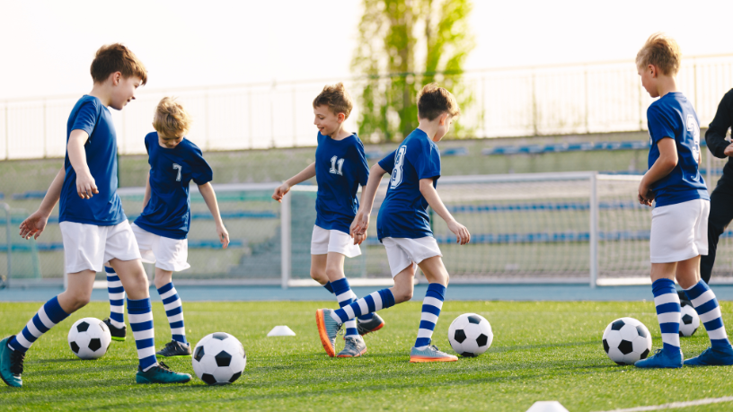 Os esportes escolares, analisados por Sérgio Bento De Araújo, mostram como indicadores de bem-estar, participação e desempenho elevam a qualidade educacional.