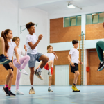 Sérgio Bento De Araújo explora como métricas de saúde, inclusão e rendimento acadêmico revelam o verdadeiro impacto dos esportes na escola.