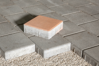 Valderci Malagosini Machado compartilha estratégias para planejar paginações de paver em áreas amplas, equilibrando estética e desempenho.