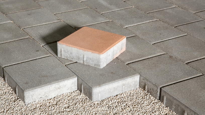 Valderci Malagosini Machado compartilha estratégias para planejar paginações de paver em áreas amplas, equilibrando estética e desempenho.