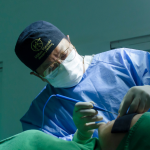 A idade ideal para cada tipo de cirurgia estética varia conforme anatomia e objetivo, comenta Milton Seigi Hayashi.