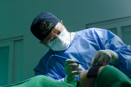 A idade ideal para cada tipo de cirurgia estética varia conforme anatomia e objetivo, comenta Milton Seigi Hayashi.