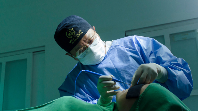 A idade ideal para cada tipo de cirurgia estética varia conforme anatomia e objetivo, comenta Milton Seigi Hayashi.