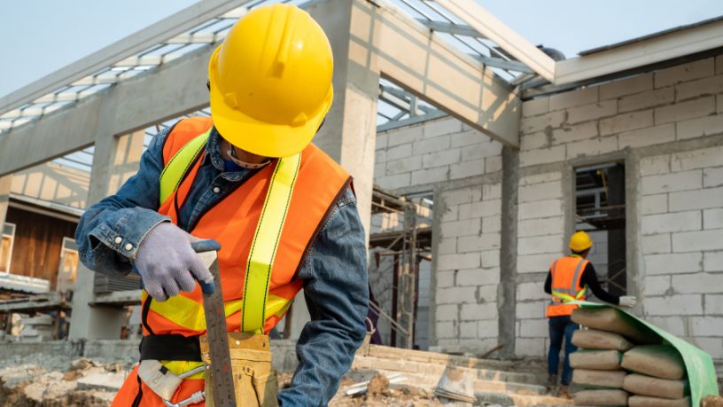 Engenharia e trabalho no Brasil: como a construção civil está moldando o futuro econômico e social do país