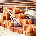 Construção com materiais locais: tendência mundial mostra como reformar com menos desperdício e mais eficiência