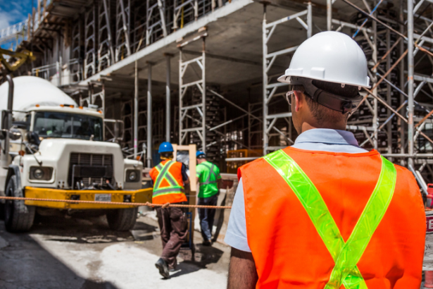 Custo da construção sobe em agosto: o que a alta do SINAPI muda no orçamento da sua reforma